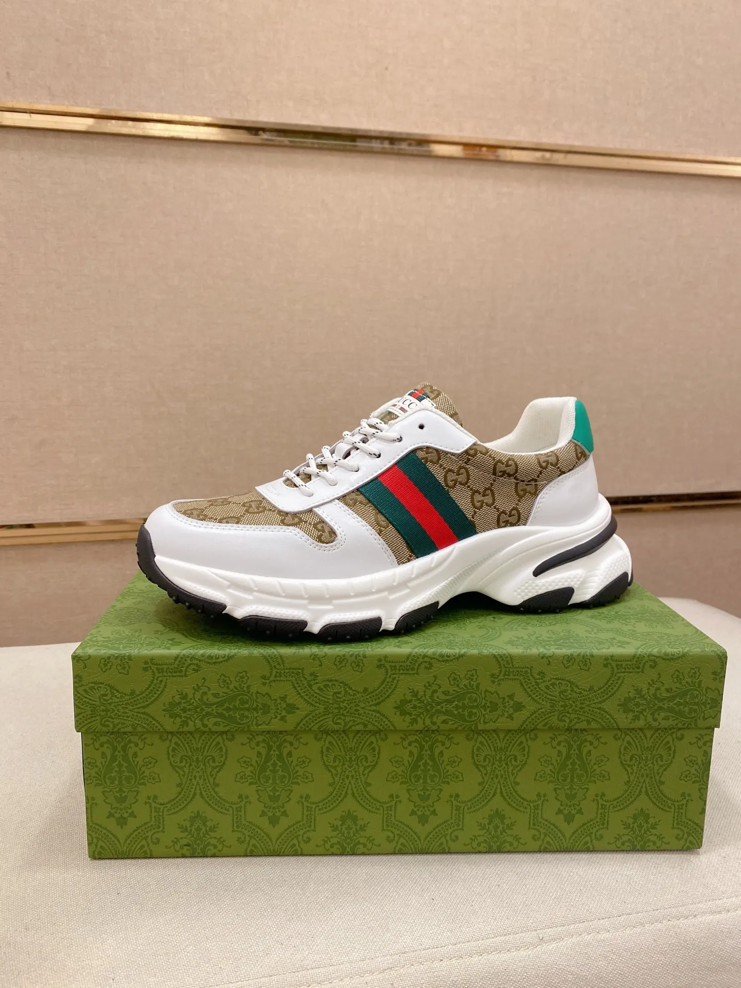 Men's Men's Shoes 442💰 High-quality new GUCCI counters are on the market at the same time. The new men's shoes, 😘fabrics are selected from imported cowhide, and the lining is sheepskin lining. 👍🏿 High-end ☄️ air-cushion molded anti-slip rubber outsole, exquisite lines, simple and elegant, comfortable and high-end for leisure travel. Code number: 38 to 44 (45 can be customized and cannot be returned or exchanged)